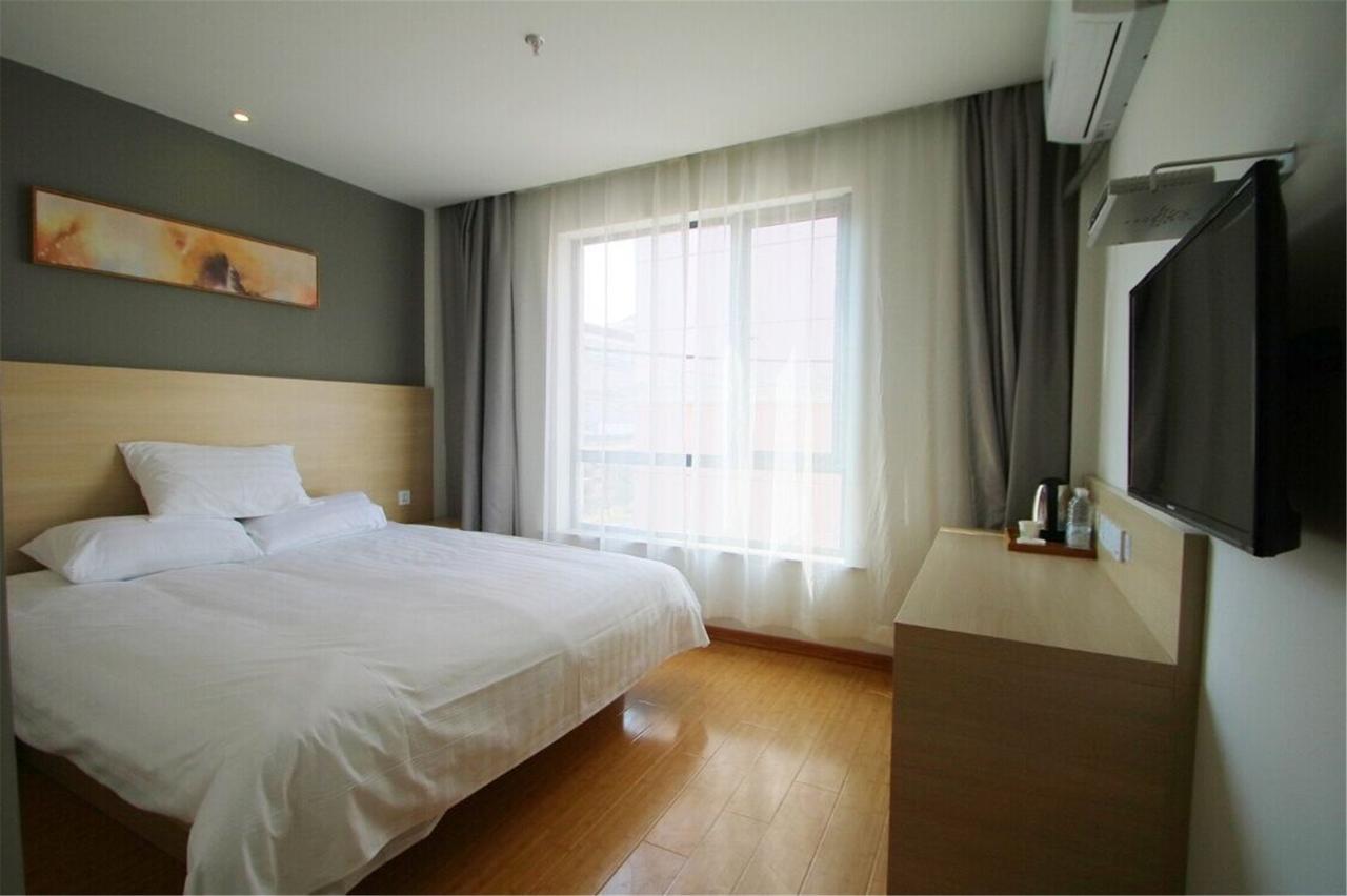 Hi Lingang New Hotel 2*